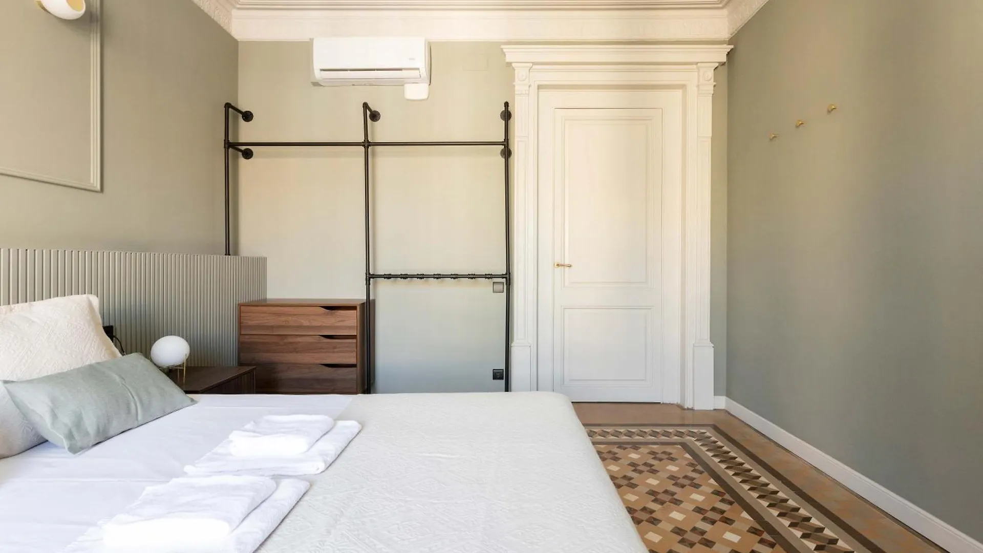 Spacious Stylish 4-Bedroom Modernist Apartment Barcellona Spagna