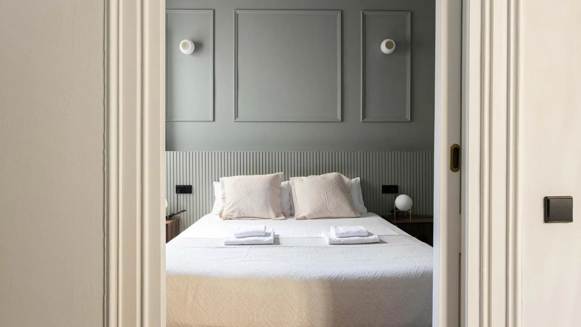 Spacious Stylish 4-Bedroom Modernist Apartment Barcellona Spagna