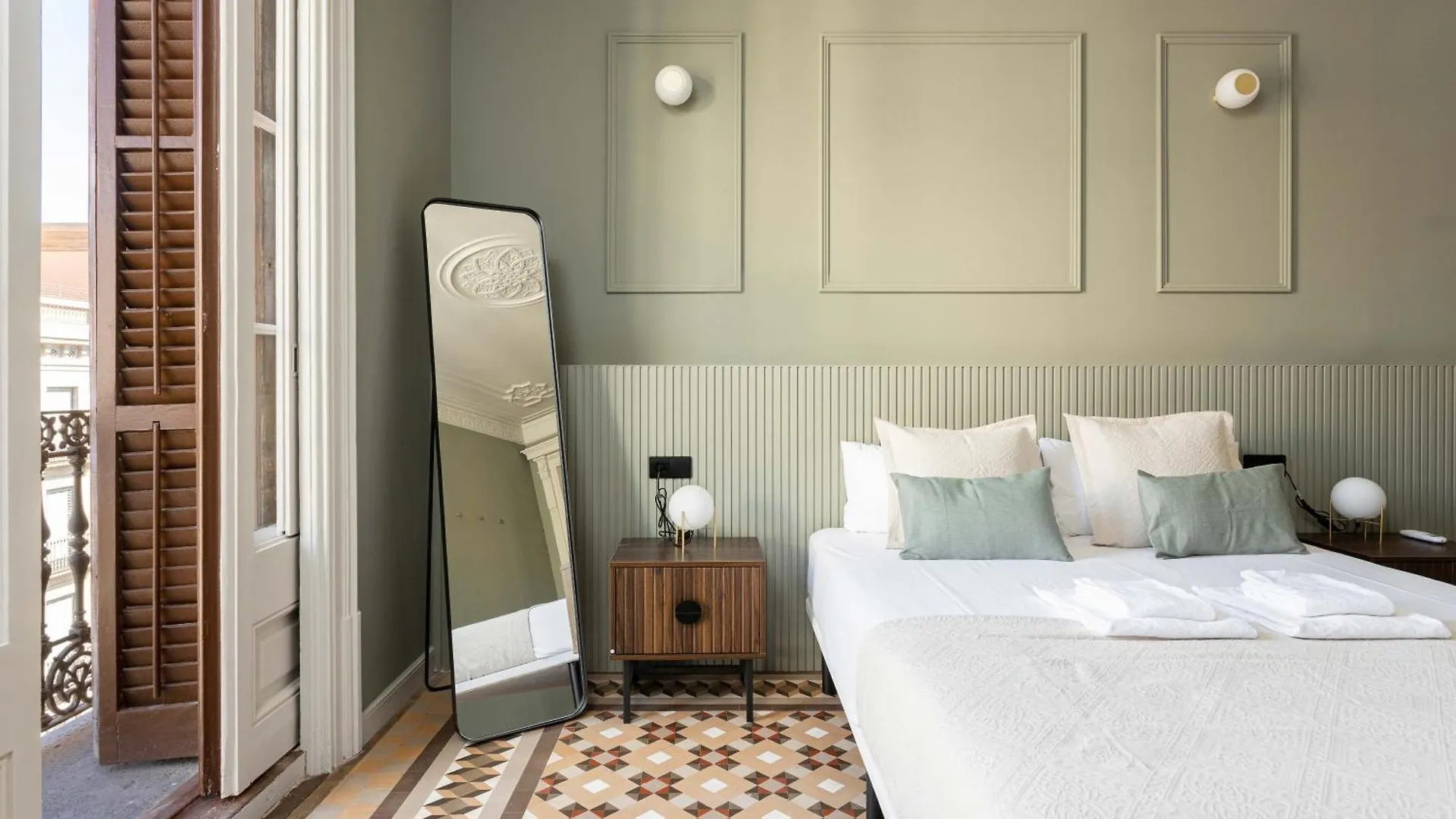 Spacious Stylish 4-Bedroom Modernist Apartment Barcellona Spagna