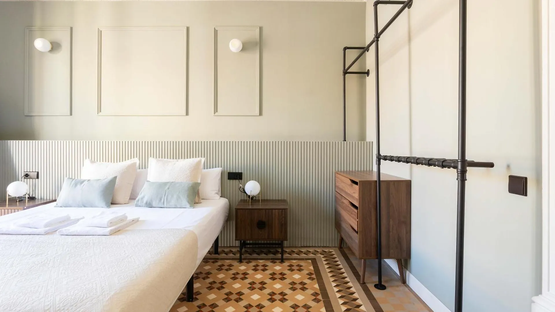 Spacious Stylish 4-Bedroom Modernist Apartment Barcelona