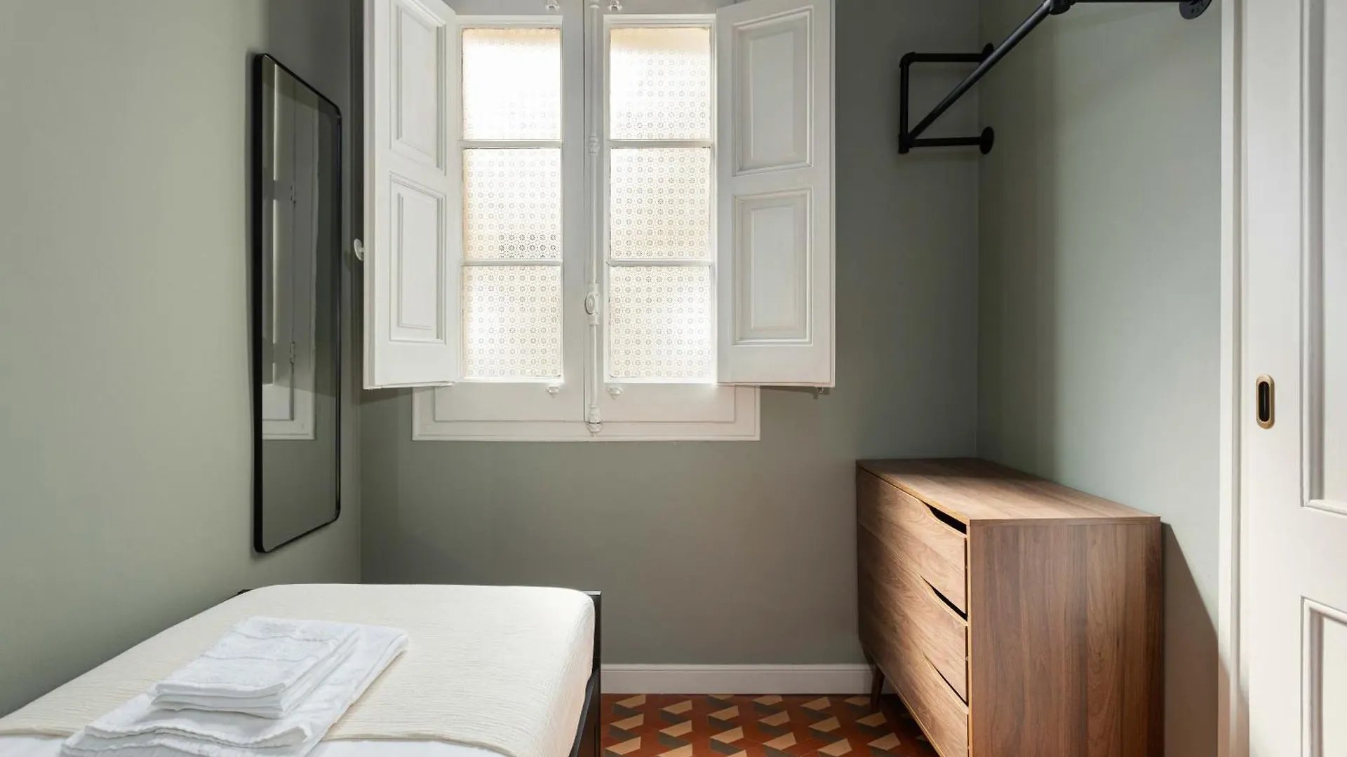 Spacious Stylish 4-Bedroom Modernist Apartment Barcelona