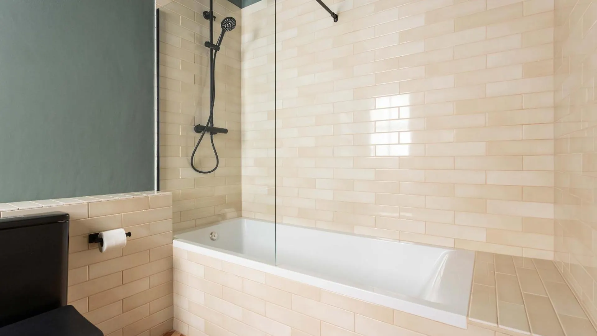 Spacious Stylish 4-Bedroom Modernist Apartment Barcelona