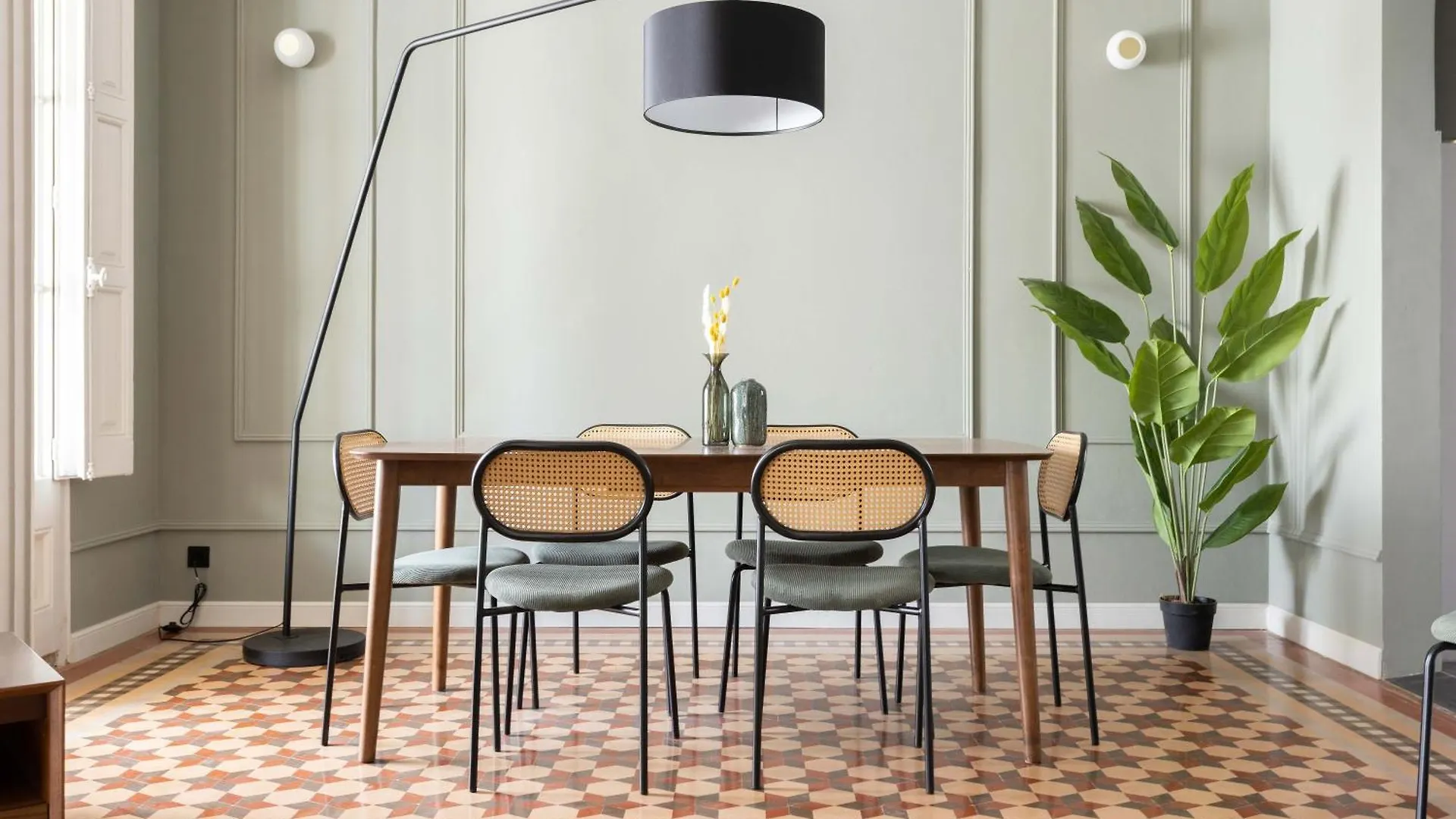 Spacious Stylish 4-Bedroom Modernist Apartment Barcelona