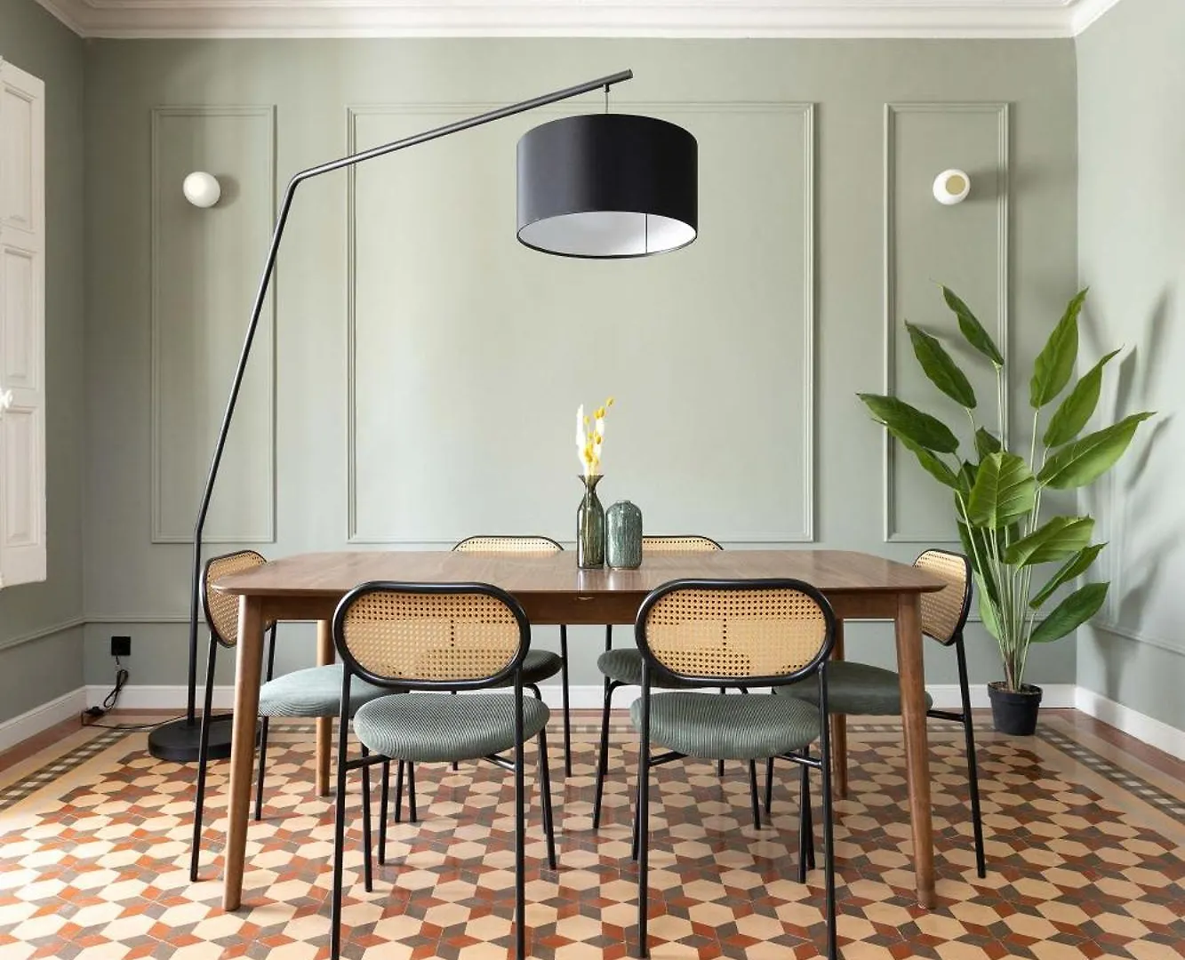 Spacious Stylish 4-Bedroom Modernist Apartment Barcelona