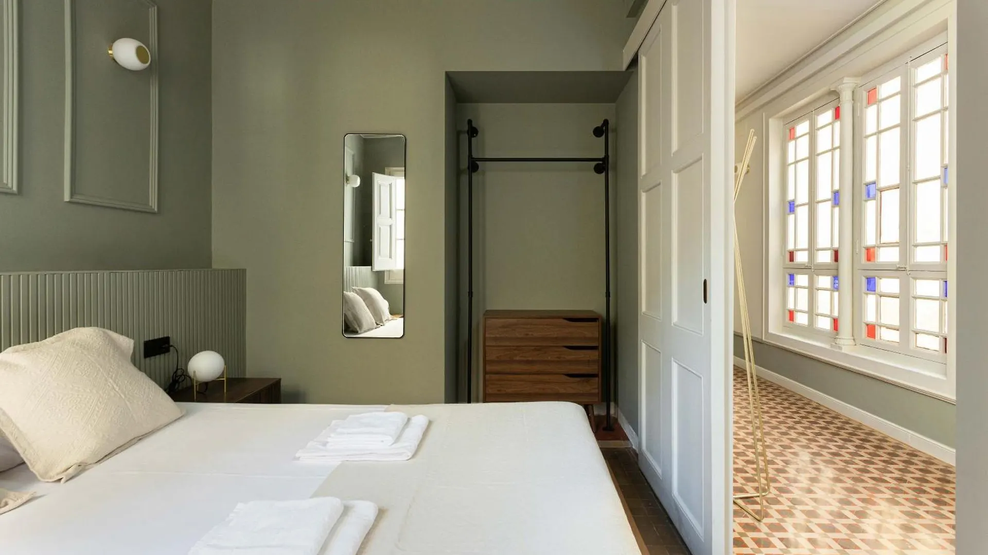 Spacious Stylish 4-Bedroom Modernist Apartment Barcelona