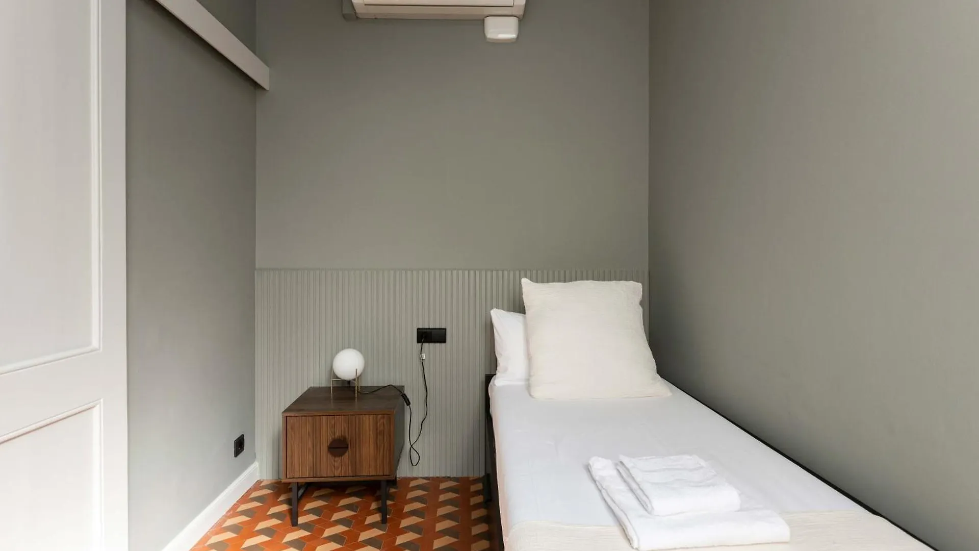 Spacious Stylish 4-Bedroom Modernist Apartment Barcelona