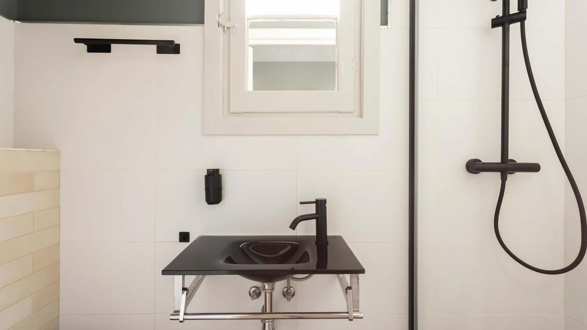 Spacious Stylish 4-Bedroom Modernist Apartment Barcelona Spain