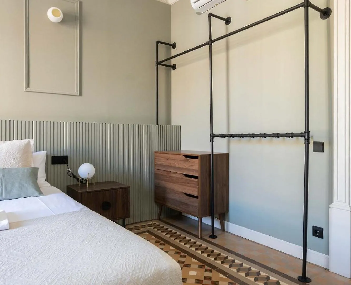 Spacious Stylish 4-Bedroom Modernist Apartment Barcelona