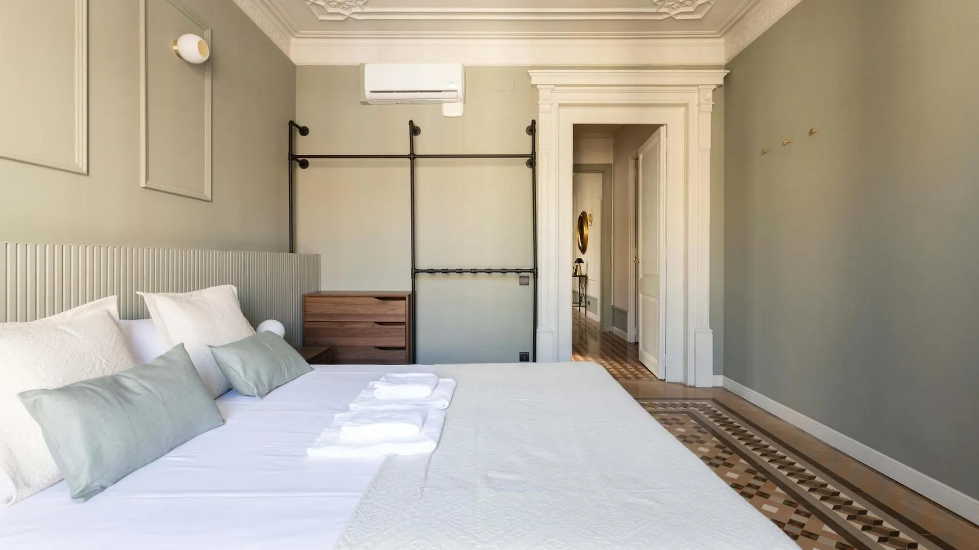 Spacious Stylish 4-Bedroom Modernist Apartment Barcelona