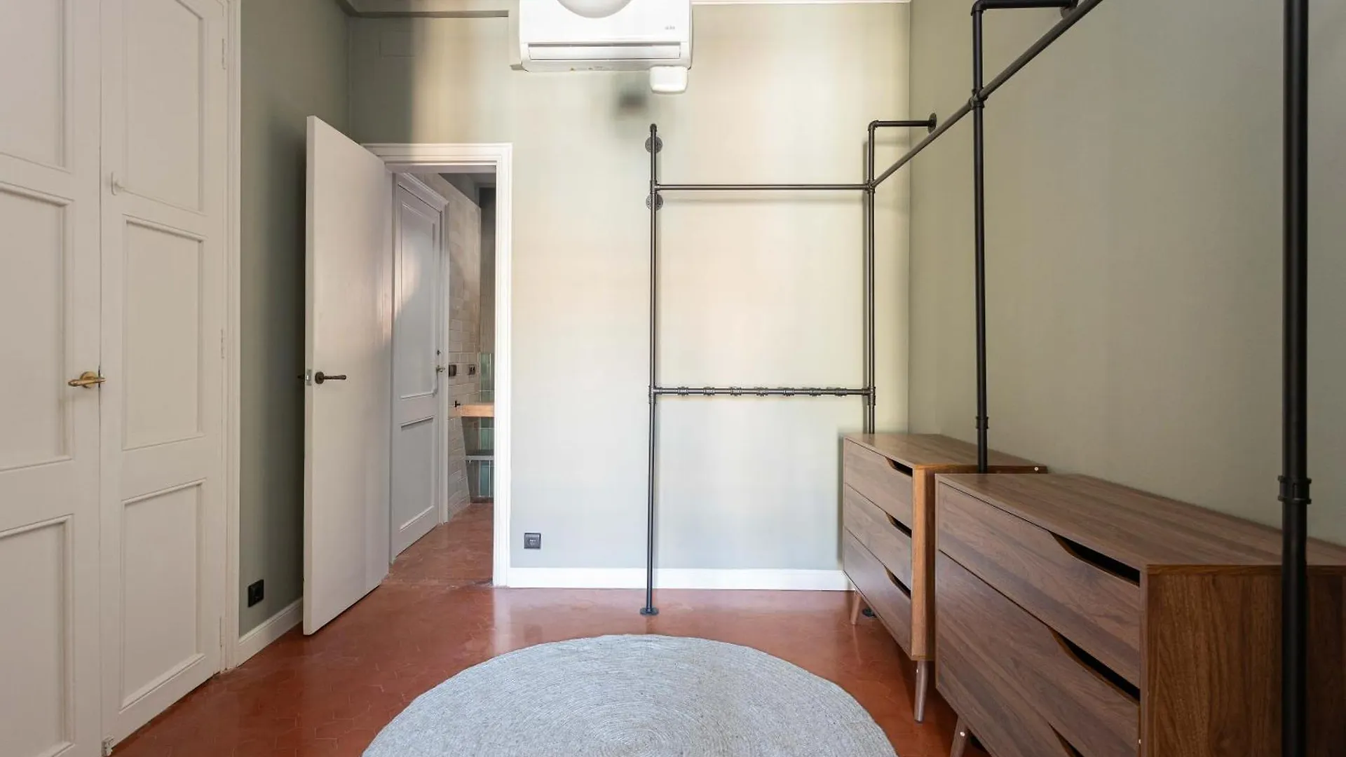 Spacious Stylish 4-Bedroom Modernist Apartment Barcelona
