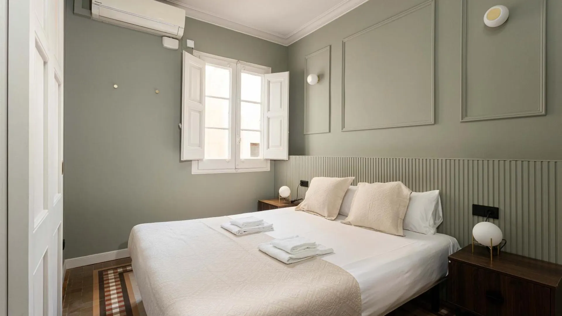Spacious Stylish 4-Bedroom Modernist Apartment Barcelona 0*,