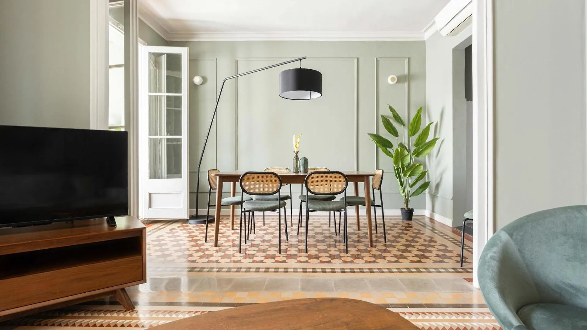 Spacious Stylish 4-Bedroom Modernist Apartment Barcelona