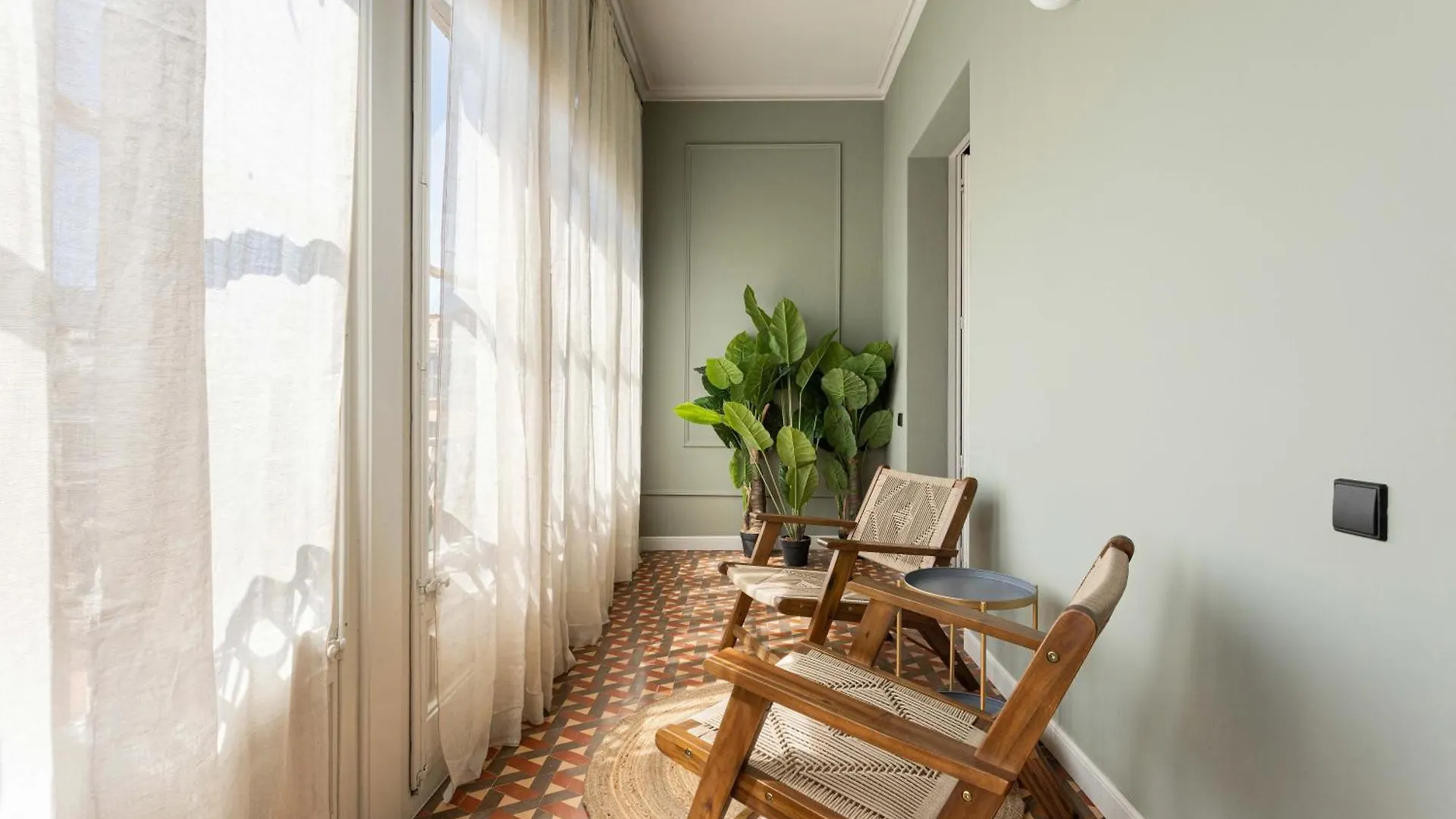 Spacious Stylish 4-Bedroom Modernist Apartment Barcelona