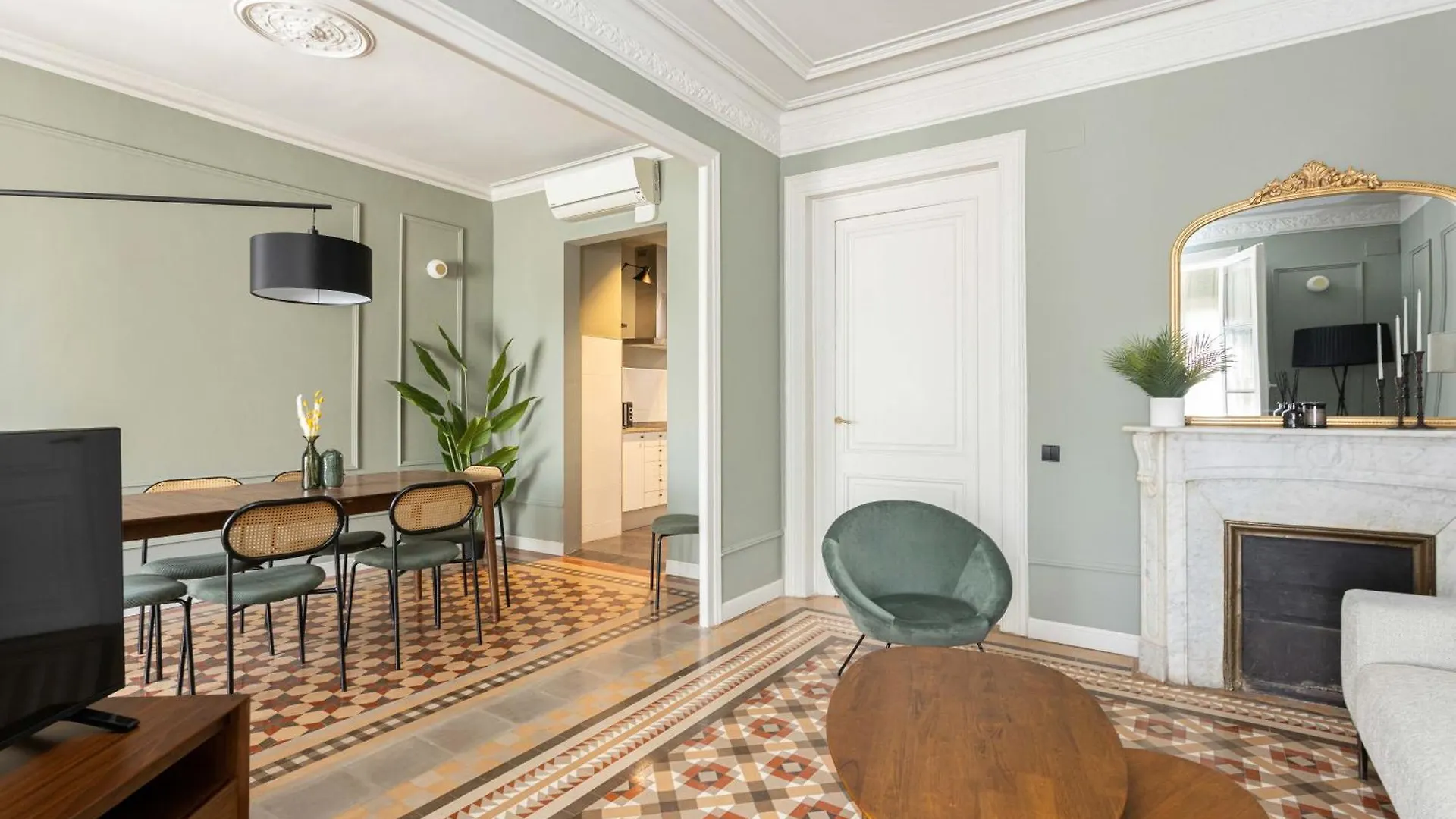 Spacious Stylish 4-Bedroom Modernist Apartment Barcelona