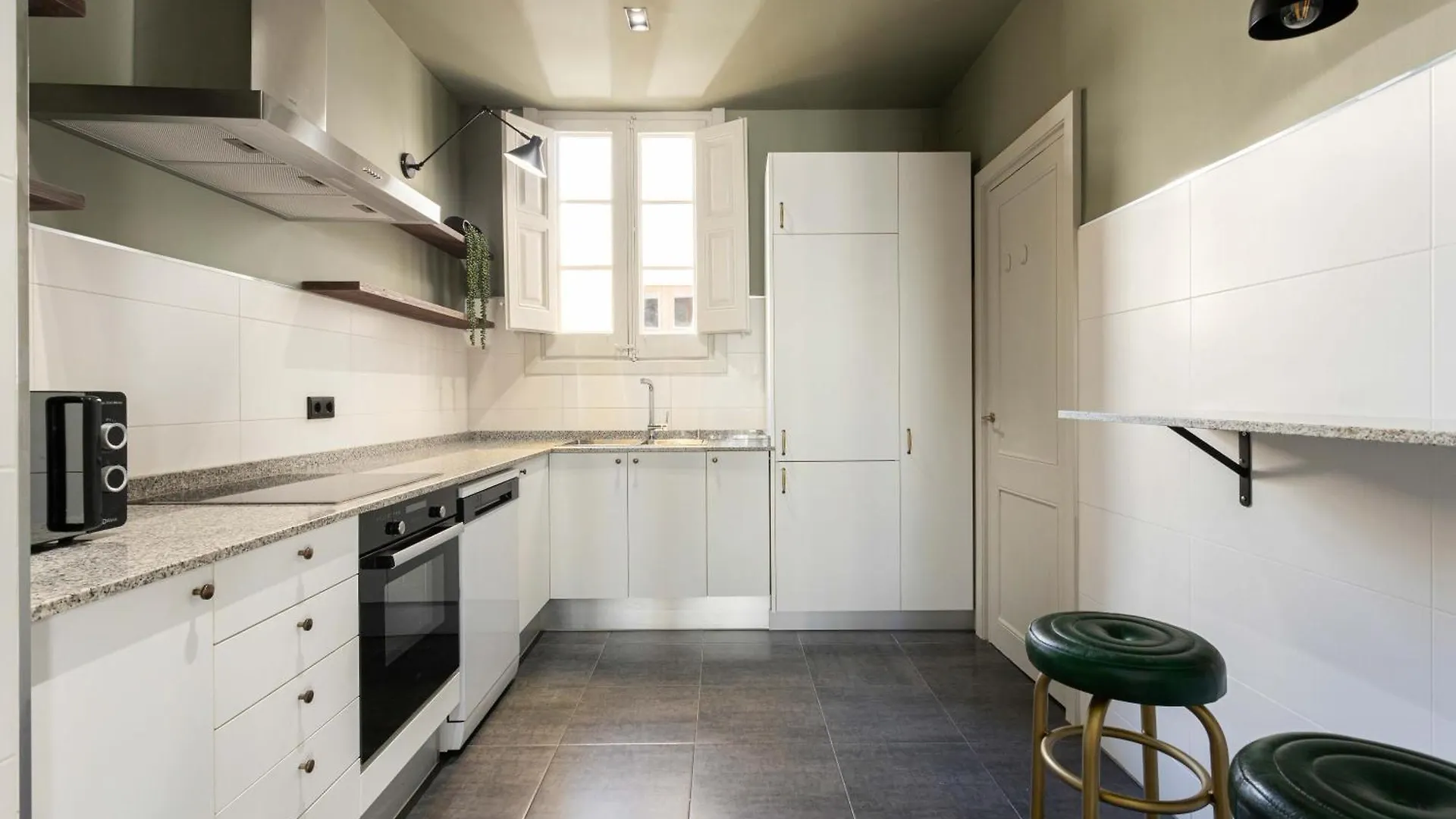 Spacious Stylish 4-Bedroom Modernist Apartment Barcelona Spain