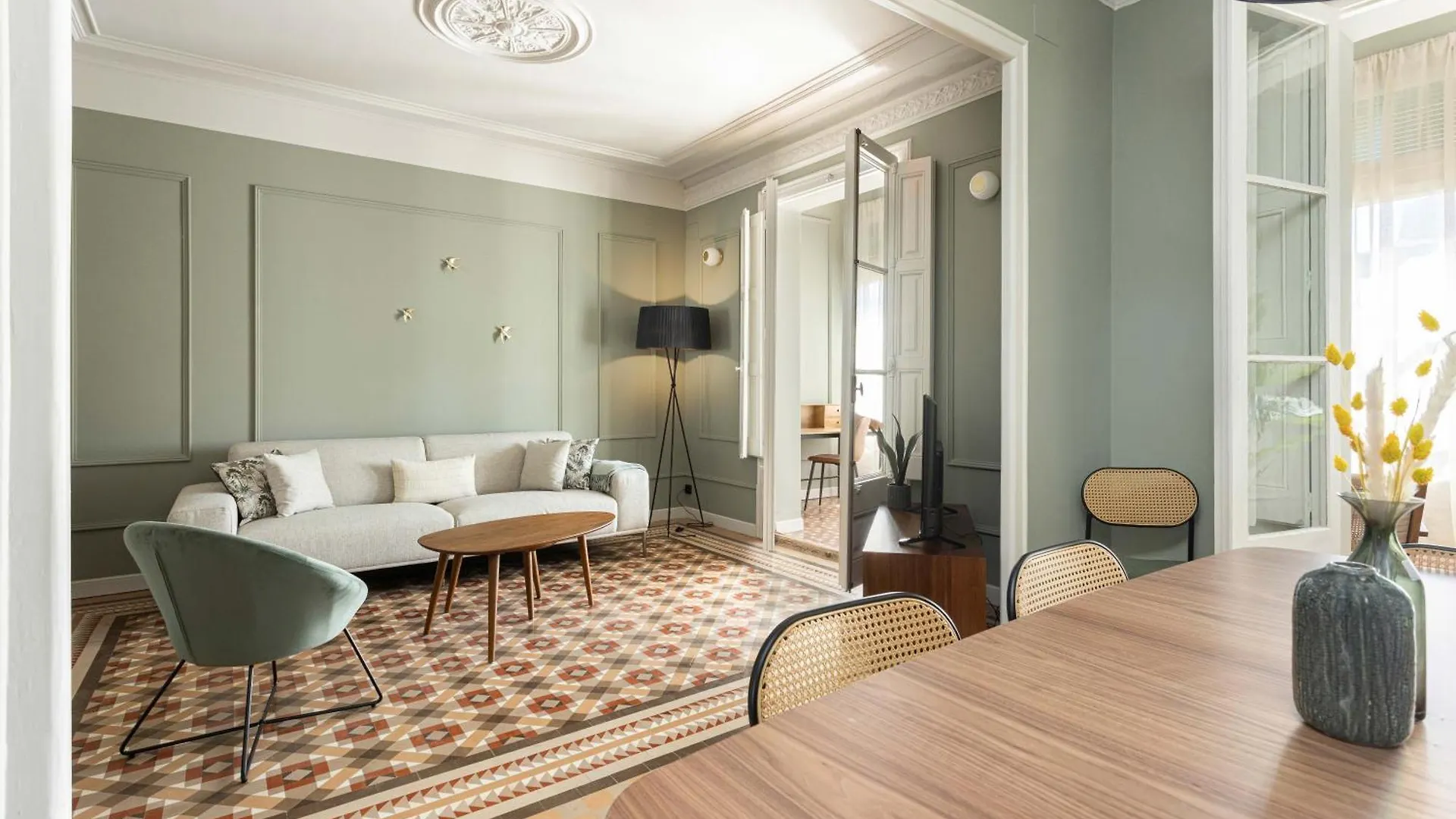 Spacious Stylish 4-Bedroom Modernist Apartment Barcelona