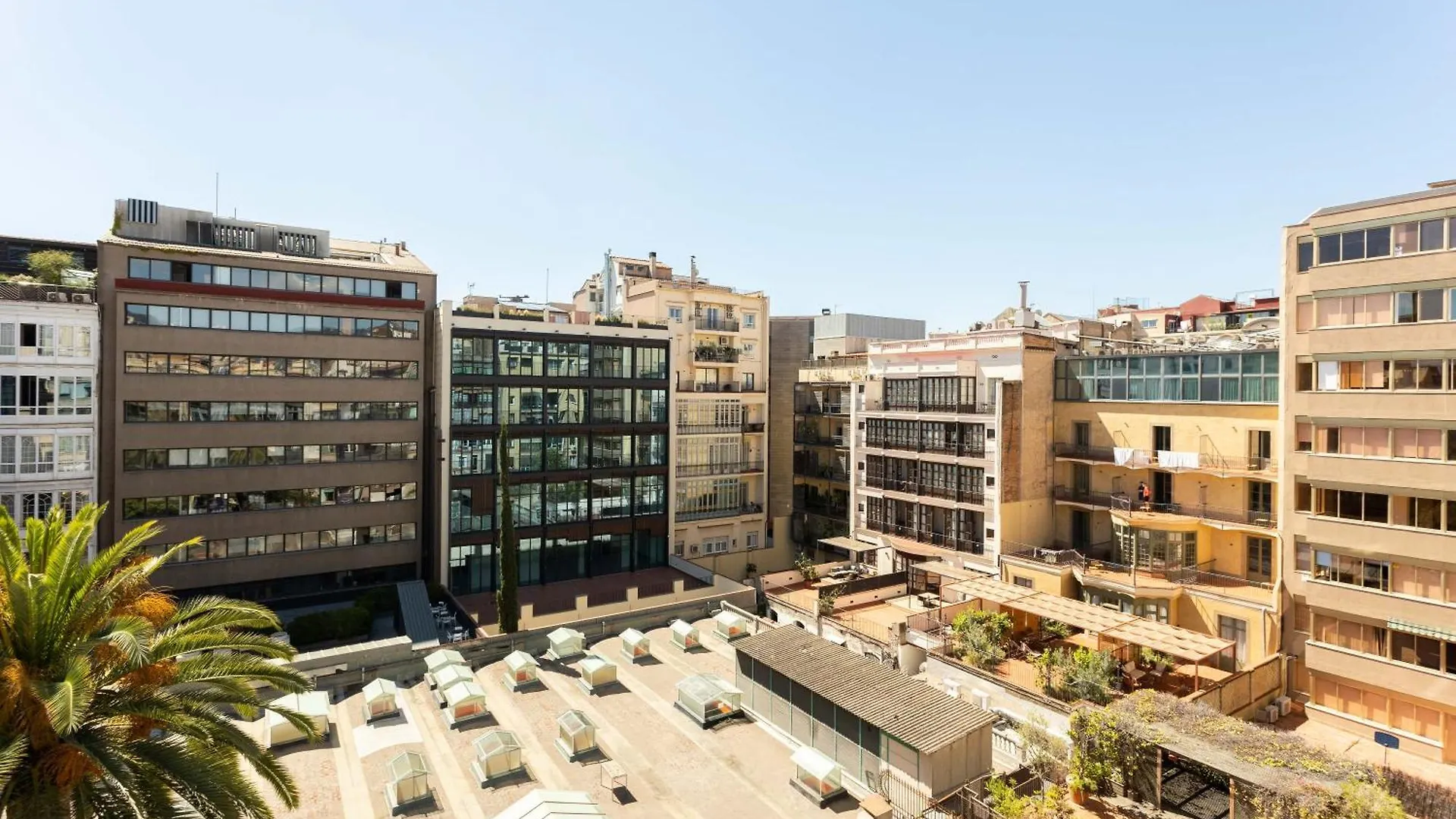 Spacious Stylish 4-Bedroom Modernist Apartment Barcelona