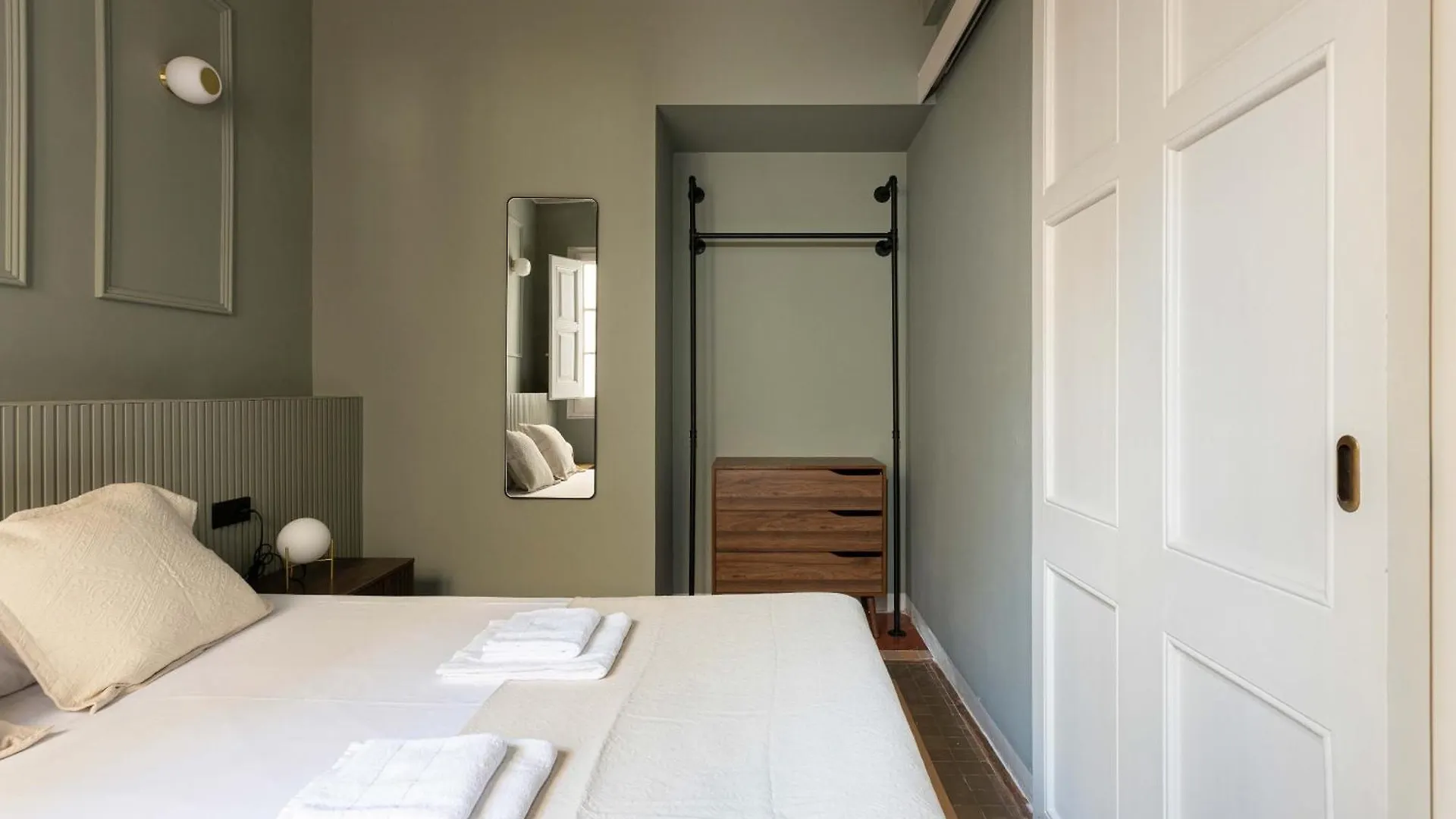 Spacious Stylish 4-Bedroom Modernist Apartment Barcelona