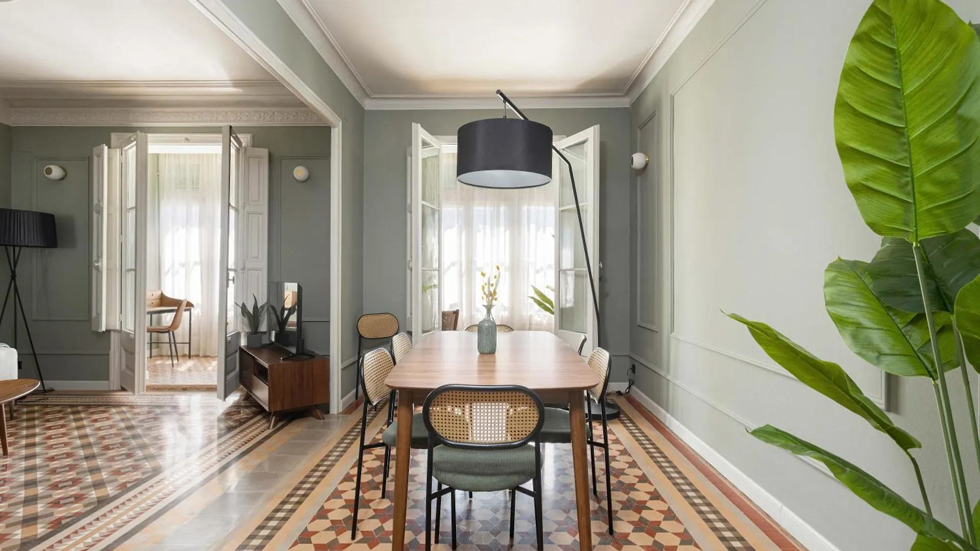 Spacious Stylish 4-Bedroom Modernist Apartment Barcelona Spain