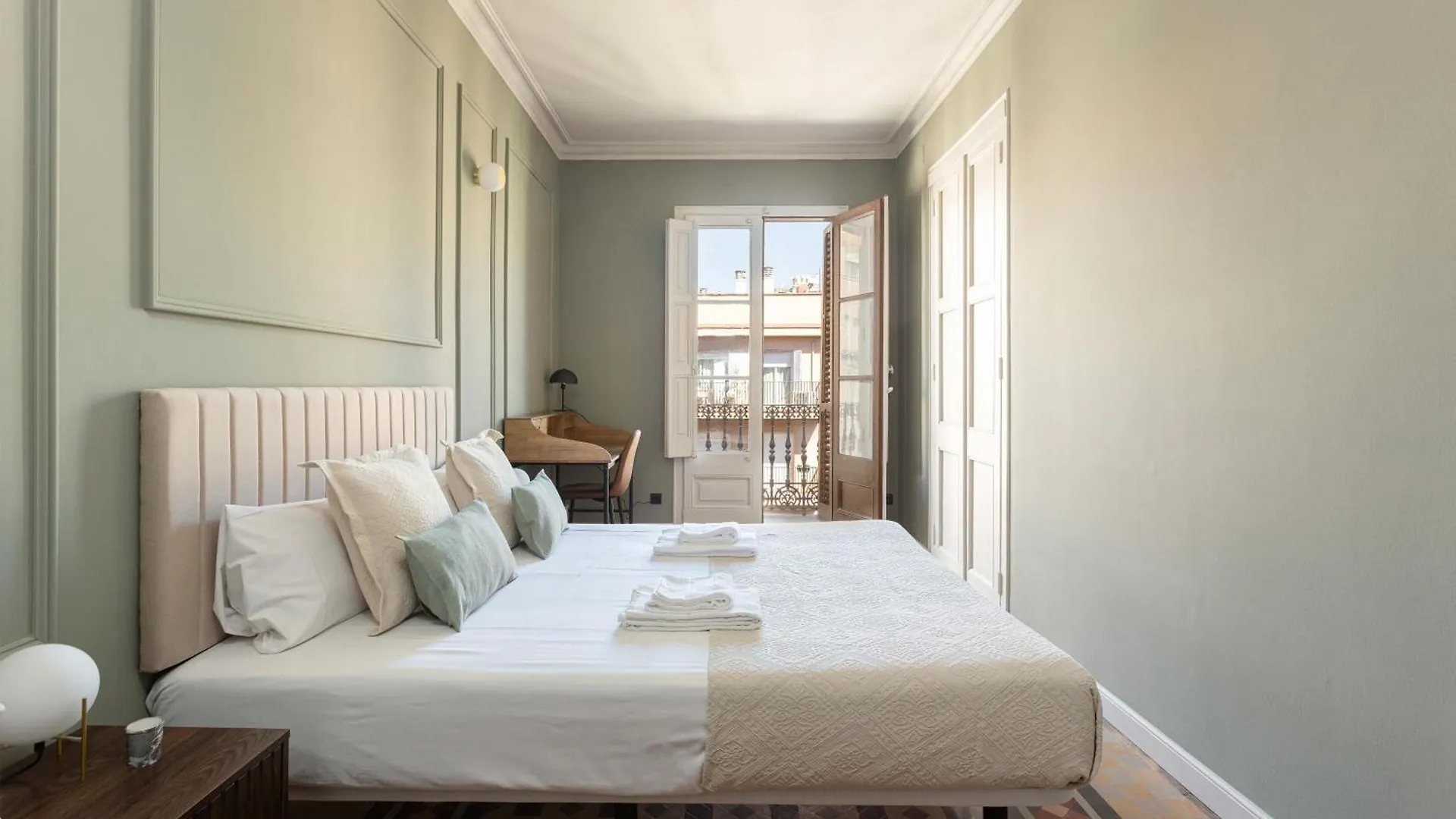 Spacious Stylish 4-Bedroom Modernist Apartment Barcelona Spain
