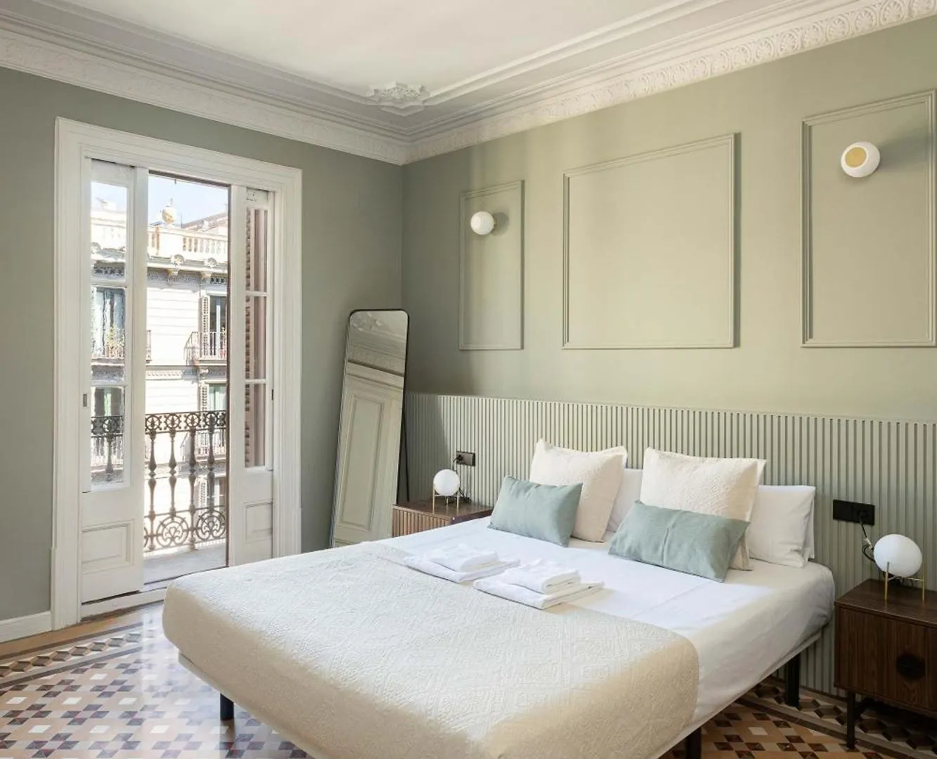 Spacious Stylish 4-Bedroom Modernist Apartment Barcelona