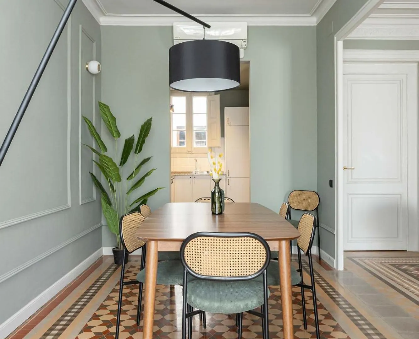Spacious Stylish 4-Bedroom Modernist Apartment Barcelona Spain