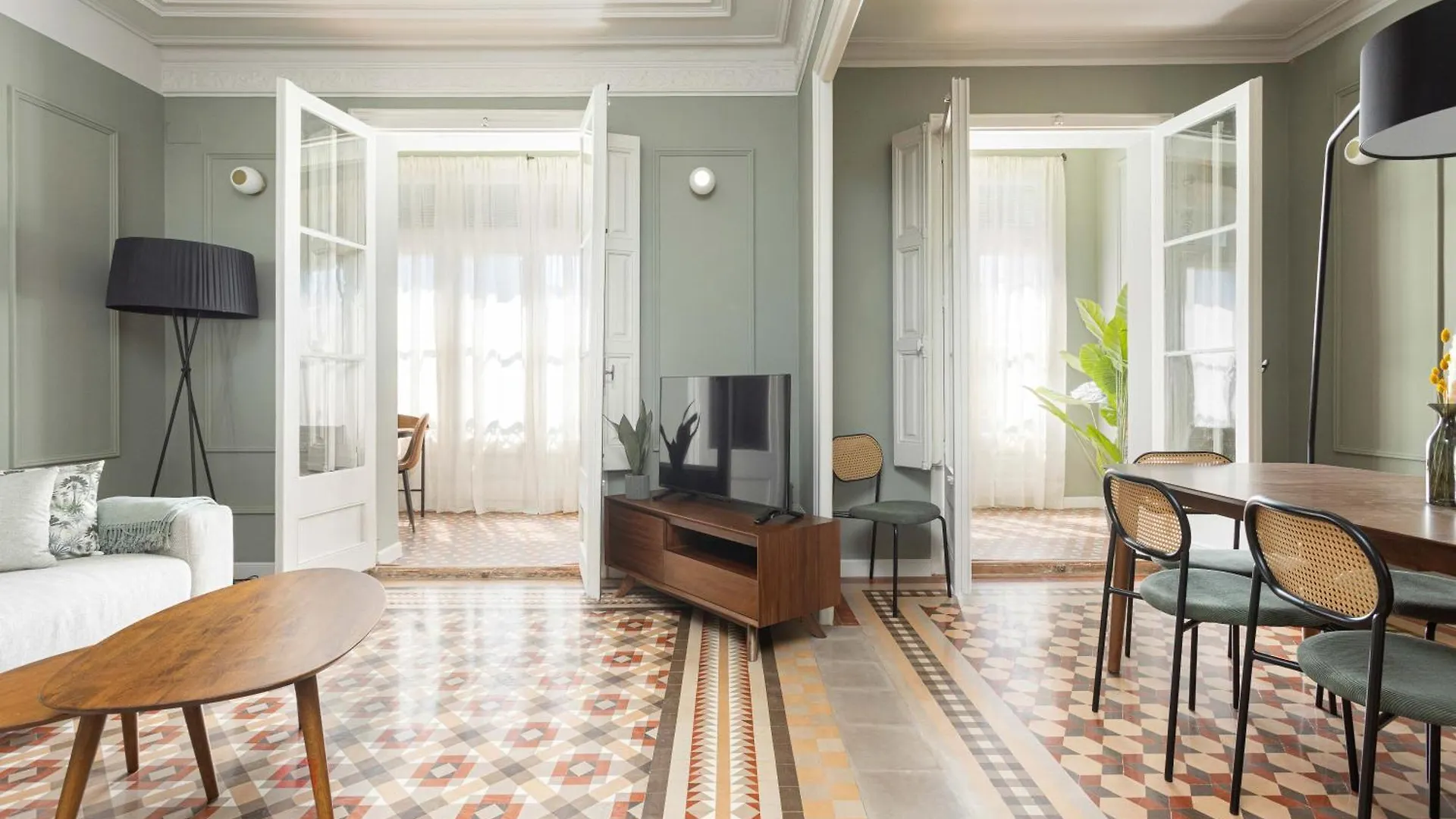Spacious Stylish 4-Bedroom Modernist Apartment Barcelona