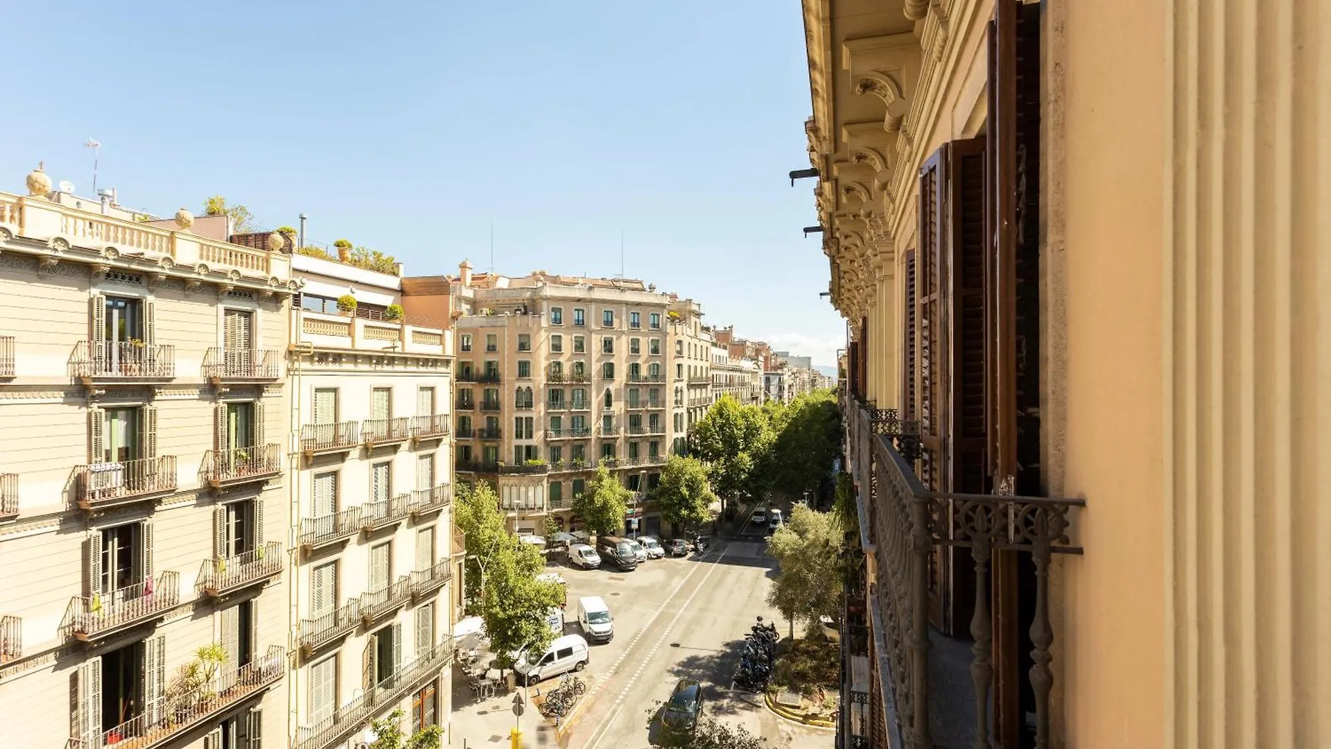 Spacious Stylish 4-Bedroom Modernist Apartment Barcelona