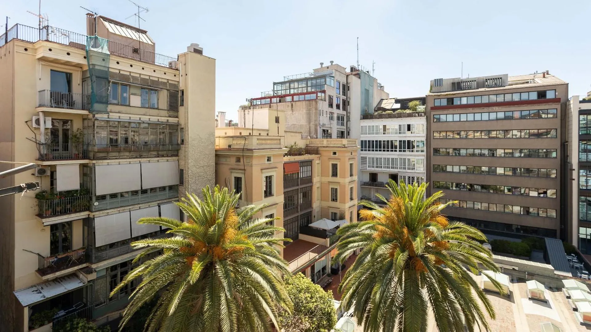 Spacious Stylish 4-Bedroom Modernist Apartment Barcelona