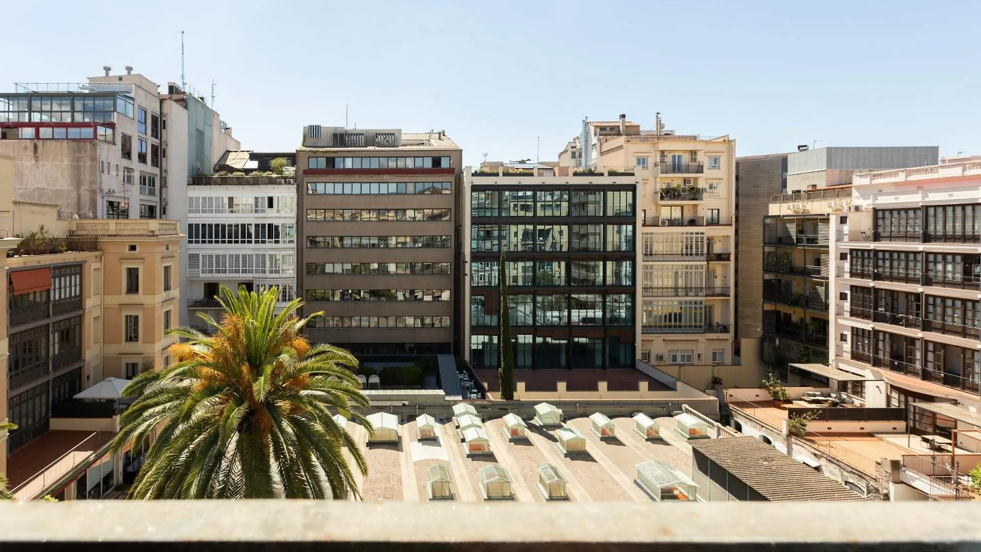 Spacious Stylish 4-Bedroom Modernist Apartment Barcelona