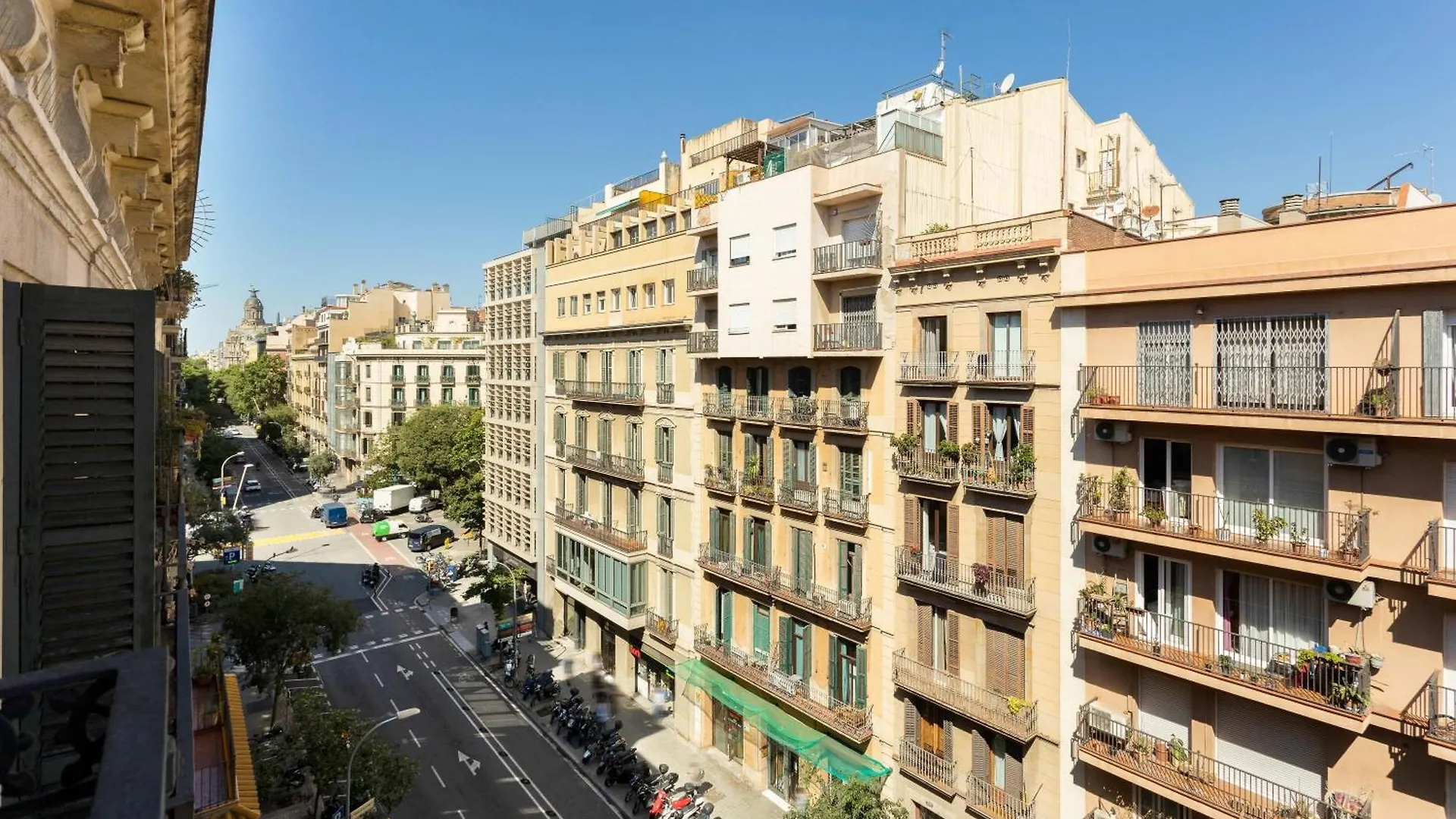 Spacious Stylish 4-Bedroom Modernist Apartment Barcelona