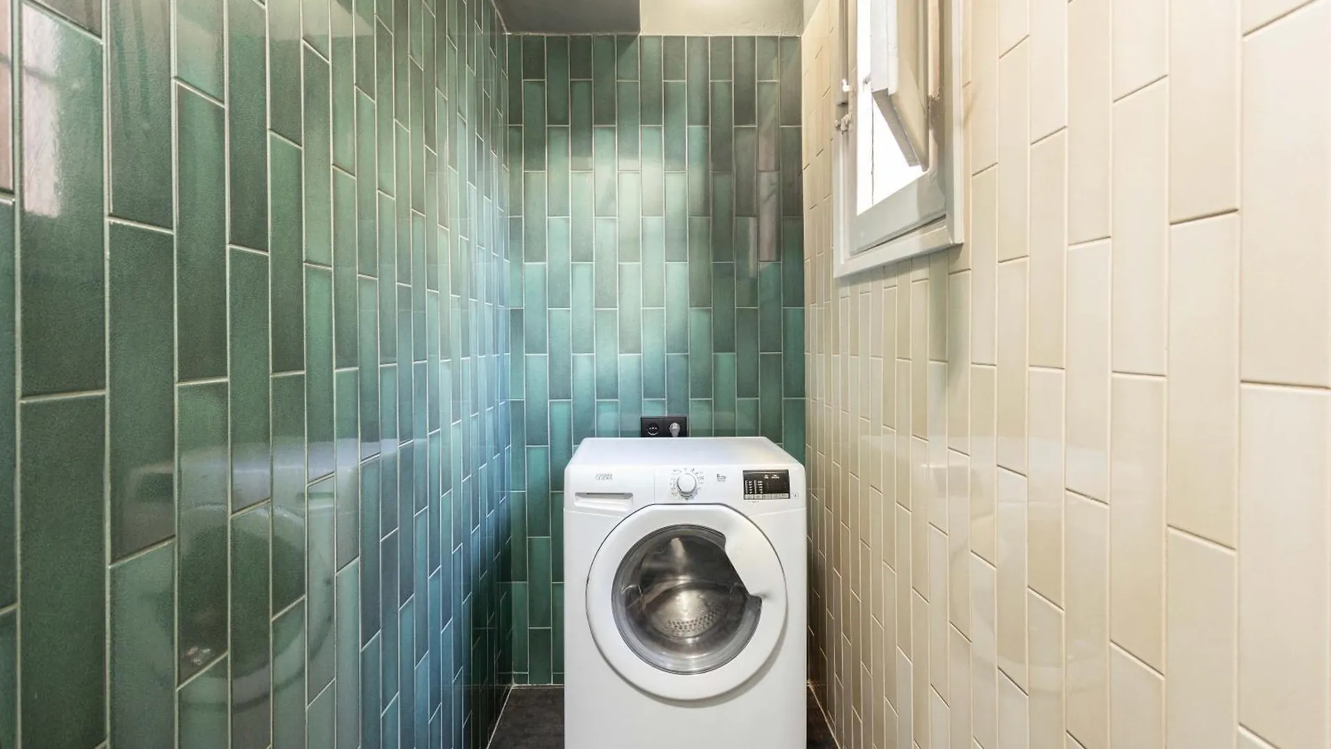 Spacious Stylish 4-Bedroom Modernist Apartment Barcelona